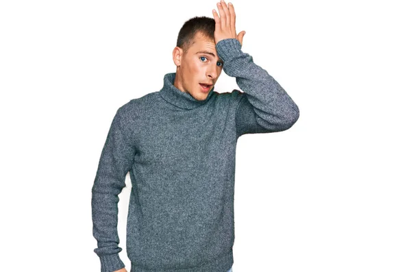 Young Blond Man Wearing Casual Clothes Surprised Hand Head Mistake — Stock Photo, Image