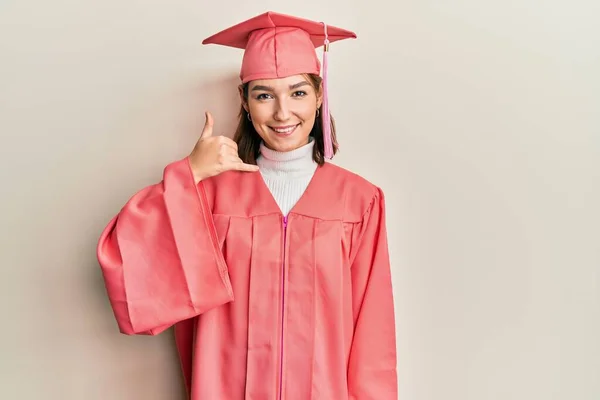 Junge Kaukasische Frau Mit Diplommütze Und Zeremoniengewand Die Lächelnd Mit — Stockfoto