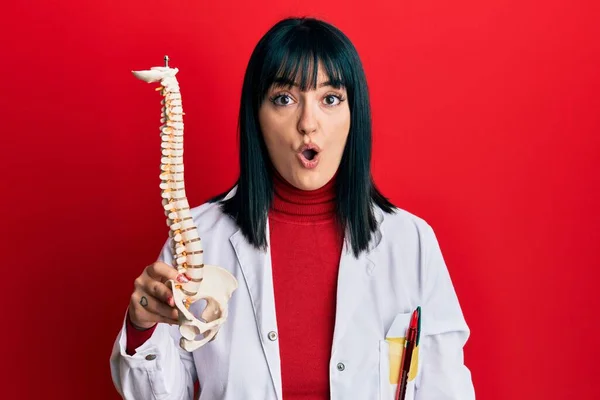 Jonge Spaanse Arts Vrouw Met Anatomisch Model Van Wervelkolom Bang — Stockfoto