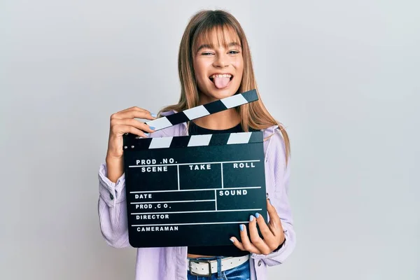 Adolescente Caucásico Chica Celebración Vídeo Película Clapboard Palanca Lengua Fuera — Foto de Stock