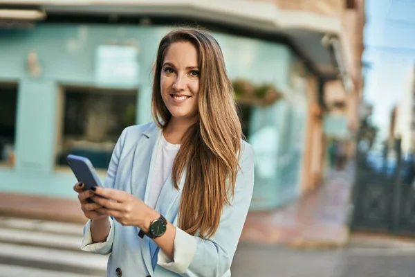 Jovem Mulher Negócios Loira Sorrindo Feliz Usando Smartphone Cidade — Fotografia de Stock