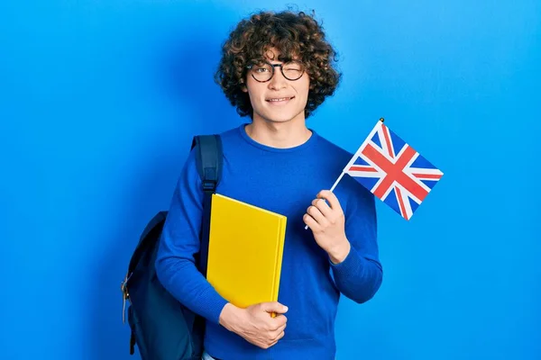 Schöner Junger Mann Austauschstudent Mit Britischer Flagge Zwinkert Die Kamera — Stockfoto
