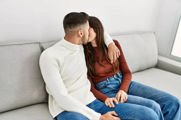 Jovem Casal Hispânico Sentado Sofá Abraçando Beijando Casa — Fotografia de Stock