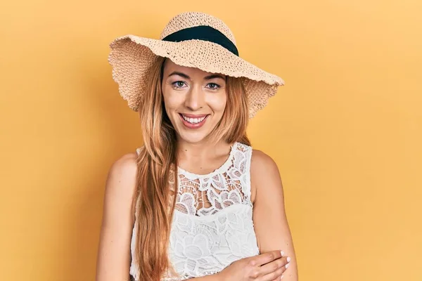 Νεαρή Καυκάσια Γυναίκα Που Φοράει Καλοκαιρινό Καπέλο Χαρούμενο Πρόσωπο Χαμογελώντας — Φωτογραφία Αρχείου