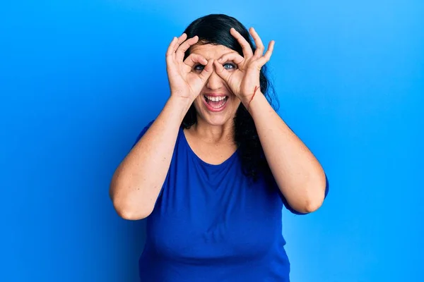 Плюс Розмір Брюнетка Жінка Повсякденній Синій Сорочці Робить Нормальний Жест — стокове фото