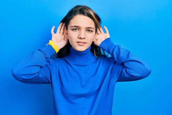 Chica Morena Joven Con Jersey Cuello Alto Tratando Escuchar Ambas —  Fotos de Stock