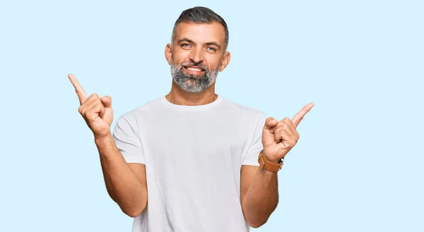 Pohledný Muž Středního Věku Neformální Bílé Košili Sebevědomým Úsměvem Ukazující — Stock fotografie