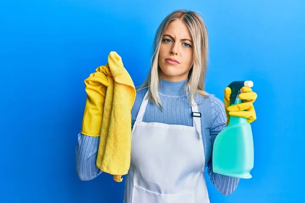 Mulher Loira Bonita Vestindo Avental Mais Limpo Segurando Produtos Limpeza — Fotografia de Stock