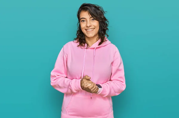 Ung Latinamerikansk Kvinna Klädd Casual Sweatshirt Med Händerna Tillsammans Och — Stockfoto