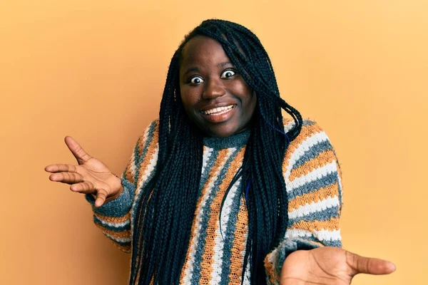 Jeune Femme Noire Avec Des Tresses Portant Pull Hiver Décontracté — Photo