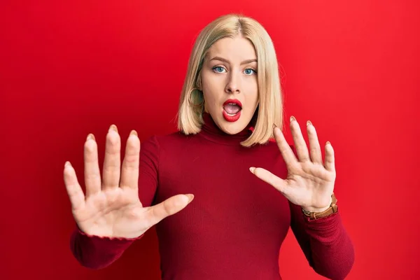 Młoda Blondynka Luźnych Ubraniach Przestraszona Przerażona Strachem Zatrzymuje Gesty Rękami — Zdjęcie stockowe
