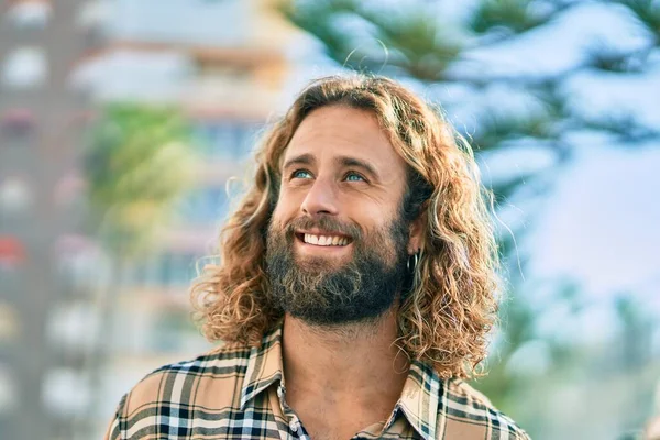 Joven Hombre Caucásico Con Pelo Largo Sonriendo Feliz Parque — Foto de Stock