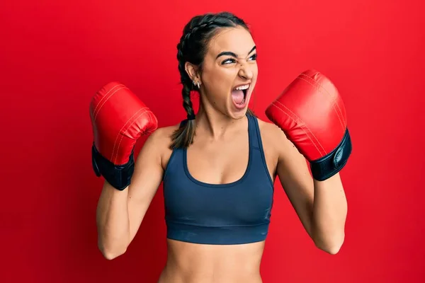 Jovem Morena Usando Luvas Boxe Usando Tranças Com Raiva Gritos — Fotografia de Stock