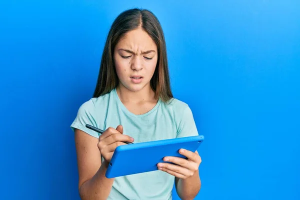 Schöne Brünette Kleine Mädchen Mit Touchpad Zeichnung Auf Dem Bildschirm — Stockfoto