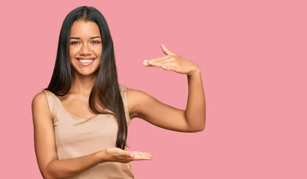 Beautiful Hispanic Woman Wearing Casual Clothes Gesturing Hands Showing Big — Stock Photo, Image