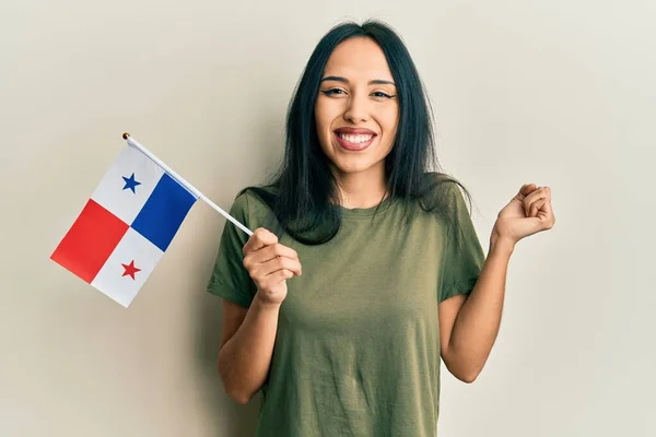 Mladá Hispánská Dívka Drží Panamskou Vlajku Křičí Hrdě Slaví Vítězství — Stock fotografie