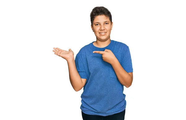Підліток Іспаномовний Хлопчик Повсякденному Одязі Здивований Посміхається Камері Представляючи Рукою — стокове фото
