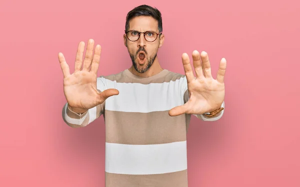 Bonito Homem Com Barba Vestindo Roupas Casuais Óculos Fazendo Parar — Fotografia de Stock