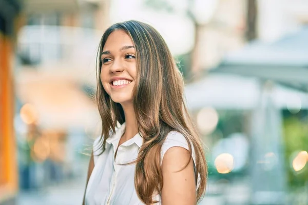 Hermosa Adolescente Latina Sonriendo Feliz Pie Ciudad —  Fotos de Stock