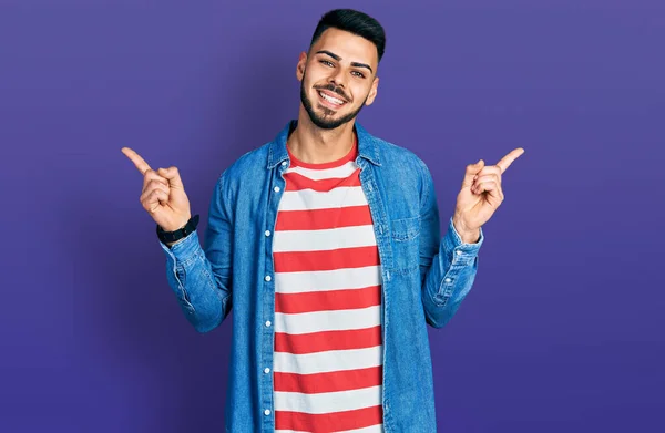 Junger Hispanischer Mann Mit Bart Lässiger Jeansjacke Der Selbstbewusst Lächelt — Stockfoto