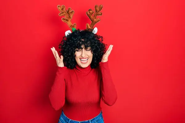 Jovem Mulher Oriente Médio Vestindo Chifres Bonitos Renas Natal Celebrando — Fotografia de Stock