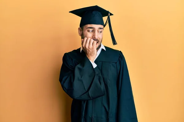 Joven Hombre Hispano Con Gorra Graduación Bata Ceremonia Que Estresado — Foto de Stock