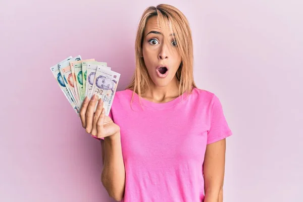 Vacker Blond Kvinna Som Håller Singapore Dollar Sedlar Rädd Och — Stockfoto