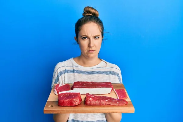 Junge Blonde Frau Mit Rohem Fleisch Skeptisch Und Nervös Die — Stockfoto