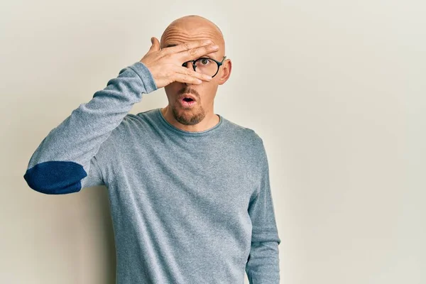 Plešatý Muž Vousy Neformálním Oblečení Brýlích Vykukuje Šoku Zakrývá Obličej — Stock fotografie