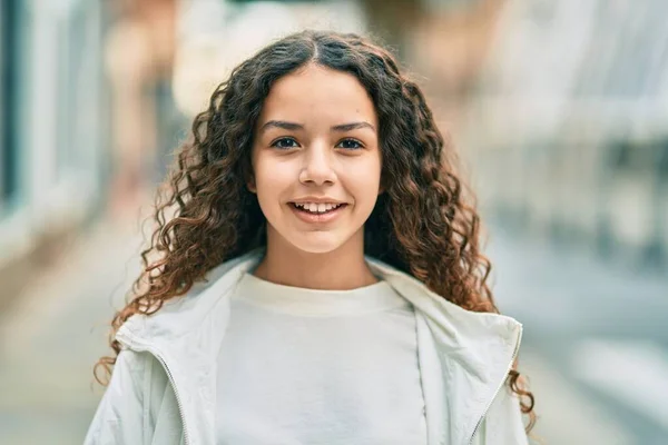 西班牙裔少女笑着站在城市 — 图库照片