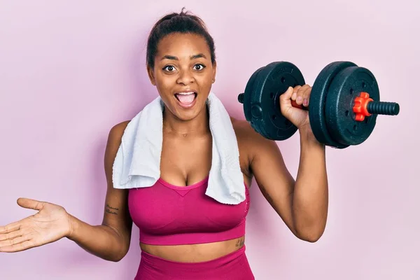 Junge Afrikanisch Amerikanische Mädchen Sportbekleidung Mit Kurzhanteln Feiern Errungenschaften Mit — Stockfoto