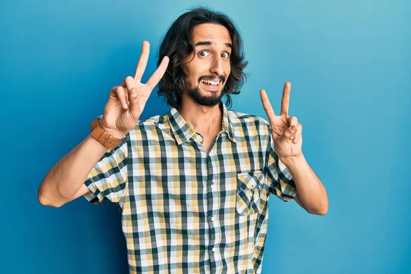 Jovem Hispânico Vestindo Roupas Casuais Sorrindo Olhando Para Câmera Mostrando — Fotografia de Stock