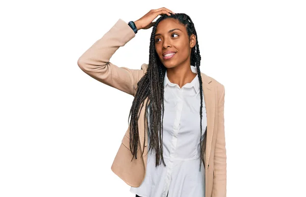 Afrikansk Amerikansk Kvinna Bär Business Jacka Ler Säker Vidröra Hår — Stockfoto
