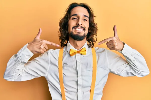 Jovem Hispânico Vestindo Hipster Elegante Olhar Confiante Com Sorriso Rosto — Fotografia de Stock