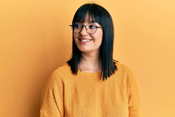 Jonge Spaanse Vrouw Draagt Casual Kleding Een Bril Zoek Naar — Stockfoto