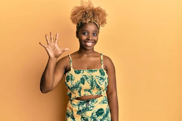 Молодая Африканская Женщина Афроволосами Летнем Платье Показывает Показывает Пальцами Номер — стоковое фото