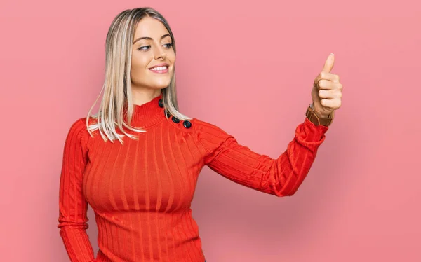 Mulher Loira Bonita Vestindo Roupas Casuais Olhando Orgulhoso Sorrindo Fazendo — Fotografia de Stock