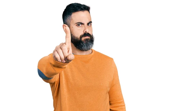 Spaanse Man Met Baard Casual Winter Trui Wijzend Met Vinger — Stockfoto