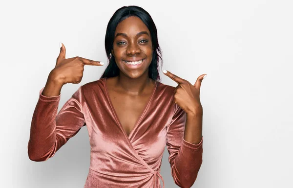 Молода Афро Американська Жінка Сексуальному Одязі Вечірці Посміхається Веселий Показ — стокове фото