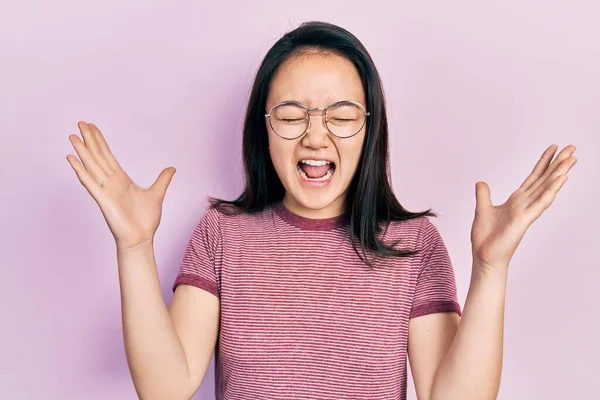 Menina Chinesa Jovem Vestindo Roupas Casuais Óculos Comemorando Louco Louco — Fotografia de Stock