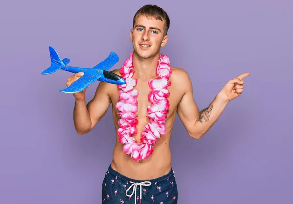 Joven Hombre Rubio Con Traje Baño Lei Hawaiano Sosteniendo Juguete — Foto de Stock