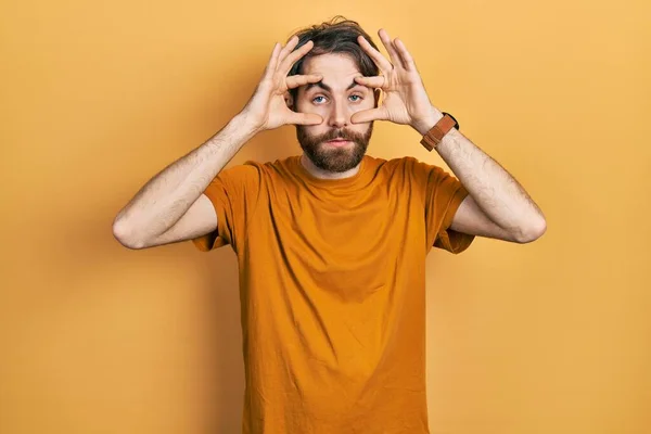 Hombre Caucásico Con Barba Vistiendo Camiseta Amarilla Casual Tratando Abrir —  Fotos de Stock