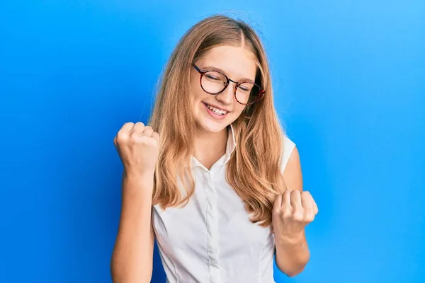 Schöne Junge Kaukasische Mädchen Lässiger Kleidung Und Brille Feiern Überrascht — Stockfoto