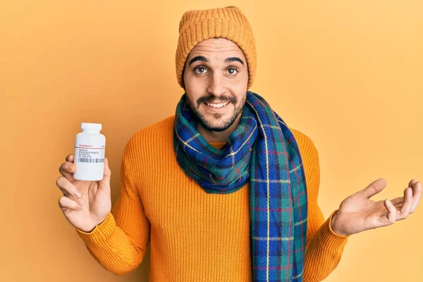 Молодий Іспаномовний Чоловік Зимовому Одязі Тримає Таблетки Святкуючи Досягнення Щасливою — стокове фото