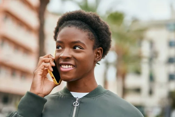 Mladý Africký Americký Dívka Usměvavý Šťastný Mluvení Smartphone Městě — Stock fotografie