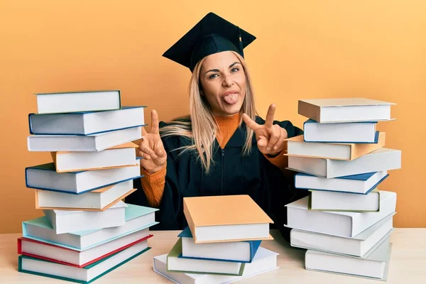 Mujer Caucásica Joven Vestida Con Bata Ceremonia Graduación Sentada Mesa — Foto de Stock