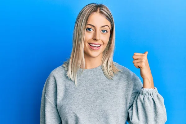 Hermosa Mujer Rubia Vistiendo Ropa Casual Sonriendo Con Cara Feliz — Foto de Stock