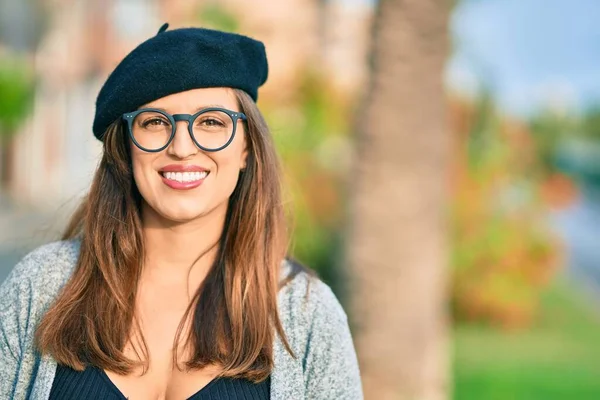 Jeune Femme Latine Vêtue Style Français Debout Ville — Photo