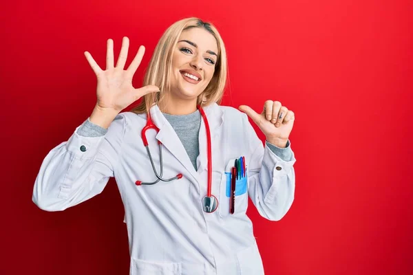 Mulher Branca Jovem Vestindo Uniforme Médico Estetoscópio Mostrando Apontando Para — Fotografia de Stock