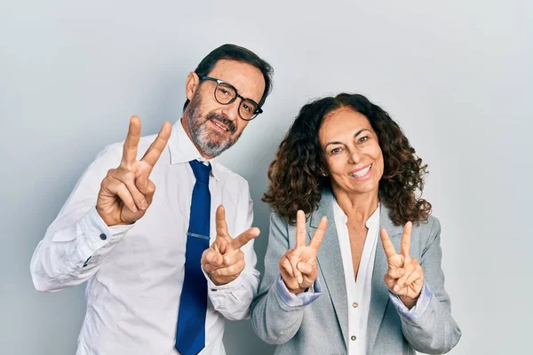 Medelålders Par Latinamerikanska Kvinna Och Man Bär Business Office Uniform — Stockfoto